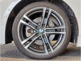【BMWアロイホイル】軽量かつ強度に拘ったアロイホイル。走行性能ポテンシャルを引き出す設計。車の足元を引き締めてくれる大きなポイントはアロイホイルです。