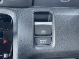 【電動パーキングブレーキ】停車中にブレーキペダルから足を離しても、停車状態が続くオートブレーキホールド機能!