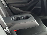 ●後席用のドリンクホルダーとアームレスト。意外と無い車もあります。あるといつまでも乗っていたくなります。長時間ドライブにはさらに役立ちます!