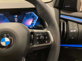 運転中にもオーディオの音量やFMの切り替えなどステアリングでの操作で切り替え可能なため、ステアリングから手を放す必要がない為、運転中でも操作が簡単でございます。