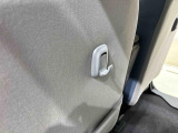 運転席&助手席の背面についたユーティリティフックには荷物がサッと掛けられます。