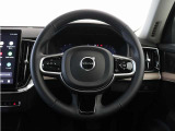 速度感応式パワーステアリングは、車速が上がるとステアリングを重くしてハンドル操作をしやすくします。高速道路では重く、駐車時や低速走行時はステアリングホイールが軽くなり、ハンドル操作が容易にできます。