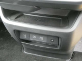 ワイヤレス充電器・USB電源ソケット付きです。
