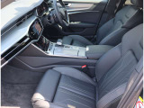 Audi正規ディーラーが高品質をお約束。高度な訓練・教育を受けたAudi専任メカニックが、100項目にもおよぶ精密な点検を実施。すべてクリアしたAudi車だけ、あなたのお手元に届けられるのです