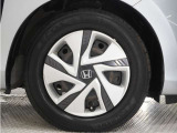 ◆純正ホイール装着車◆シンプルなデザインのホイールキャップ付きです。