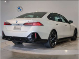 BMWのテールランプはプレスラインへと続く形状のため、統一感のある綺麗なラインを演出しております。