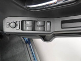 パワーウィンドウのスイッチです。 運転席に居ながら助手席の窓を開け閉めできるので便利ですよ。 ロック機能も付いてるので子供がイタズラして窓を開けるという事もできなくできますよ。