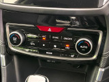 【オートエアコン】一度お好みの温度に設定すれば、車内の温度を検知し風量や温度を自動で調整。暑い&hellip;寒い&hellip;と何度もスイッチ操作をする必要はありません。快適な車内空間には必須の機能ですね♪