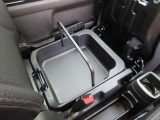 助手席シート下を開けるとバケツ型の収納があります。