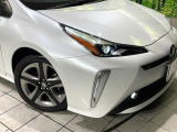 【LEDヘッドライト】悪天候や夜間走行時も良好な視界を確保し安心して運転できる高輝度LEDヘッドライトを装備!点灯速度が早く、消費電力も抑えられています。