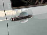 品質へのこだわり!フロアマットやシートなど車内をキレイに清掃し、ニオイや汚れなどを徹底的にクリーニングしてもらっております。室内はピカピカです☆