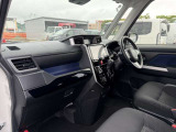 助手席側からも簡単に運転席へ移動出来ます