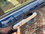 携帯キーを持っておくだけで、ドアノブについてあるボタンを押すだけでドアの施錠が可能です。雨の時や荷物が多くて両手がふさがっていても、キーをポケットやかばんに入れたままで出来ます。