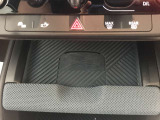 【置き型充電器】置き型充電に対応しております。お持ちの携帯電話が置き型充電器対応でしたら、充電コードの必要なく、すっきりとした車内のまま携帯の充電が可能です。