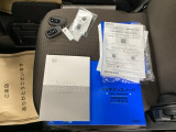 メンテナンスノート【点検整備記録簿・保証書】、取説です。スマートキーはバッグなどにしまったままボタン操作でエンジンの始動・停止ができて大変便利です。
