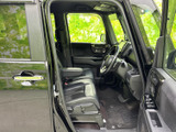 運転席側のドアを開けると、広々とした空間と使いやすい操作系が迎えます。細部までこだわった設計で、快適なドライブをサポートします。