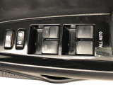 パワーウィンドは今や当たり前の機能ですが、無いと困る機能です。運転席からの操作で、全席の窓を振るオープンにしたり、フルクローズが可能です。