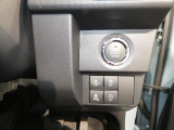 【運転を優しくサポート】障害物を知らせるソナーなどのスイッチが手元に揃っています。座ったまま操作できるため、日々の運転に安心感を与えてくれる機能です。