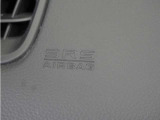 ◆助手席エアバッグ◆SRSエアバッグは、シートベルトだけでは防ぎきれない衝突時の衝撃から乗員を守るための安全装置。衝突時に瞬時に膨らみ、頭部や胸部がダッシュボードに直接衝突するのを防ぎます。
