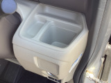 便利な運転席側ドリンクホルダー。ドリンクホルダーの横には小さな小物を置くこともできます。