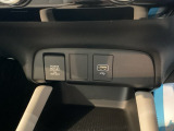 車内で便利な電源供給。【アクセサリーソケット】で、スマートに充電!