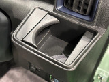 運転席側掘り込み式カップホルダー運転席側掘り込み式カップホルダー
