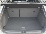 トランクルームの床がフラットな設計になっているため荷物の出し入れがしやすく、積載効率も向上しています。トランク内には、ネットや収納ボックスが配置されているモデルもあり、小物の整理に便利です。
