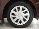 ◆純正ホイール装着車◆シンプルなデザインのホイールキャップ付きです。