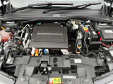 出力156馬力、トルク270Nm(カタログ値)を発揮する100%電気のパワートレイン。軽量リチウムイオンバッテリーを搭載し、満充電で494km(WLTCモード)の走行が可能。