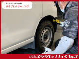 専用洗剤で汚れをしっかり除去。タイヤ・ホイールは手磨きした後、艶出ししています。