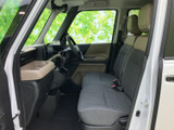 乗り降りがしやすい設計で、運転席へのアクセスもスムーズです。快適なドライビングポジションを確立できます。細部にまでこだわった作りが光ります。
