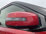 サイドターンランプ付電動格納式リモコンカラードドアミラー。