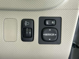 日本の駐車場は幅が広くないところが多くて、乗り降りが大変だったりしますよね。電動ミラーがあれば、室内でミラーをたためるので、駐車するときも便利ですね。