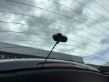 リア側ドライブレコーダー。運転中の映像・音声などを記録して、交通事故やトラブルが起きた時の正確な状況把握に役立つドライブレコーダーが装着されています。
