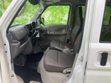 シンプルで機能的な操作パネル。運転に必要な情報を一目で確認できます。使いやすさを追求した設計で、運転に集中できます。