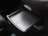 【センターテーブル】車内でのお食事シーンなどに役立つセンターテーブルです。引き出し式なので使用後は格納しておけるのも魅力のひとつです。