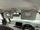 【サンバイザー】車内で身だしなみを整えるためのバニティミラー付き♪お化粧直しや髪型のチェックに活用できます。