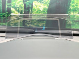 【ヘッドアップディスプレイ】現在の速度や走行情報をデジタル表示で運転席前方のガラスに投影!運転中、目線をずらさず必要な情報を確認できるのでとっても便利で安心!