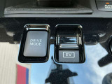 EVモードは、エンジンの始動を極力抑えて走行することができます。リチウムイオンバッテリーの電力だけで走行するので、早朝や深夜の住宅街など、静かに走行したいときに使用するモードです。
