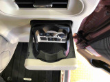 便利なドリンクホルダーが付いています。