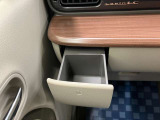 【助手席ドリンクホルダー】使いやすさに配慮したドリンクホルダー