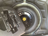 スペアタイヤ装着車です。