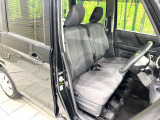 運転席まわりには十分なスペースがあり、大柄な方でもゆったり運転していただける環境です。