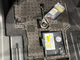 助手席足元下にはパンク修理キットが収納してあります