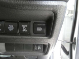 オートマチックハイビーム装備です。先行車や対向車のライトを認識し、ハイビームとロービームを自動で切り替える機能です。夜道の視界を確保します。詳細は販売店スタッフまでおたずねください。