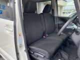運転席まわりには十分なスペースがあり、大柄な方でもゆったり運転していただける環境です。