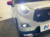 【LEDヘッドライト】悪天候や夜間走行時も良好な視界を確保し安心して運転できる高輝度LEDヘッドライトを装備!点灯速度が早く、消費電力も抑えられています。