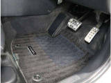 運転席フロア。体格を問わず心地よいドライビングポジションがとれるよう各ペダルが配置されています!