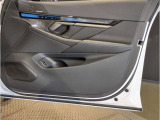 BMWのドアを閉めた時の重厚感は所有者様の満足度を高めてくれます。