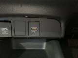 【USBポート】充電や音楽再生に対応。長距離移動時にも役立ちます。※機種により対応しない場合があります。